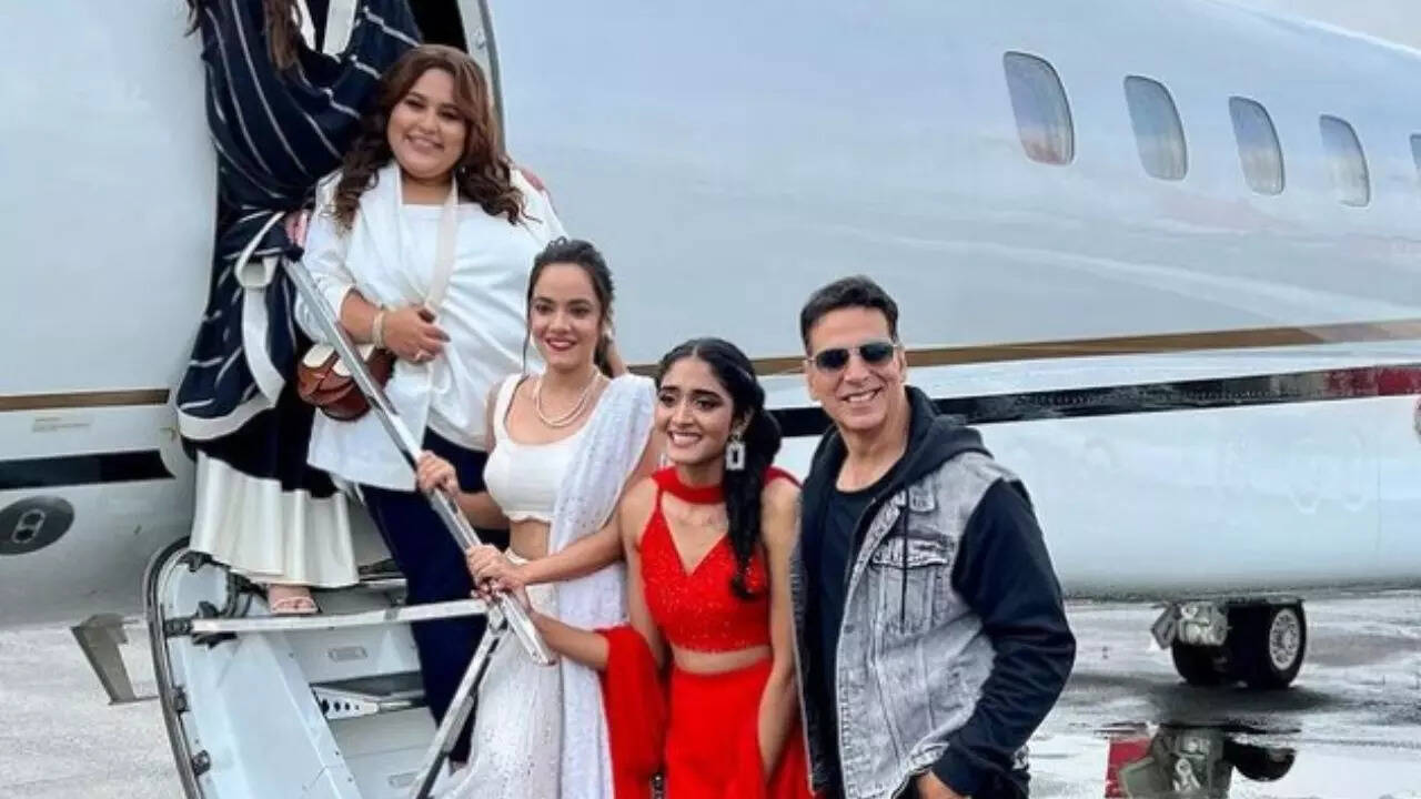 Akshay Kumar with the star cast of Raksha Bandhan