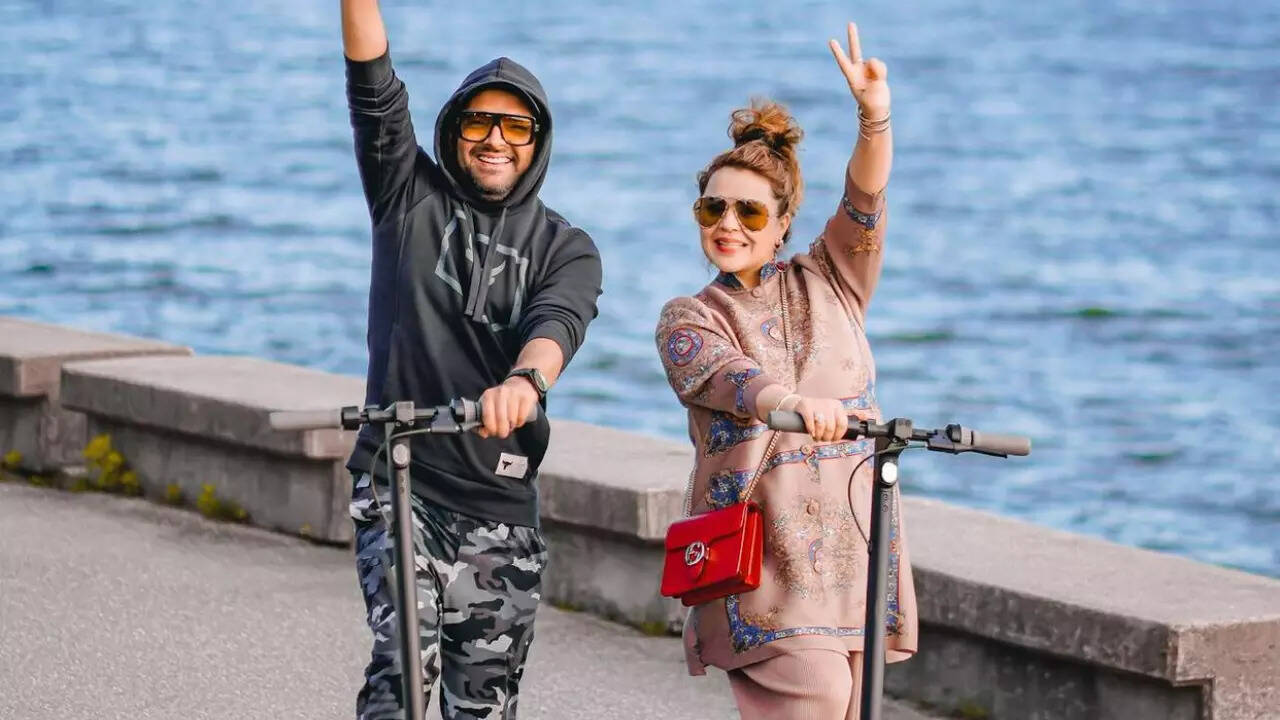 Kapil Sharma, Ginni Chatrath enjoy scooter ride