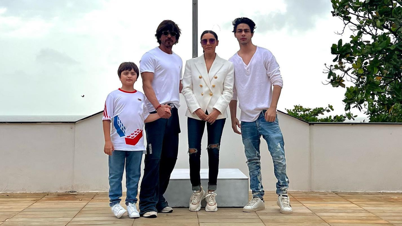 Shah Rukh Khan helps AbRam hoist Indian flag on eve of Independence Day