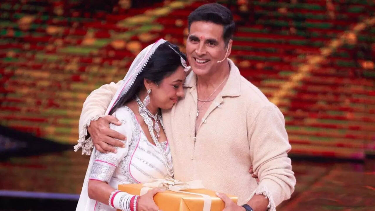 Akshay Kumar gifts a saree to Rupali Ganguly