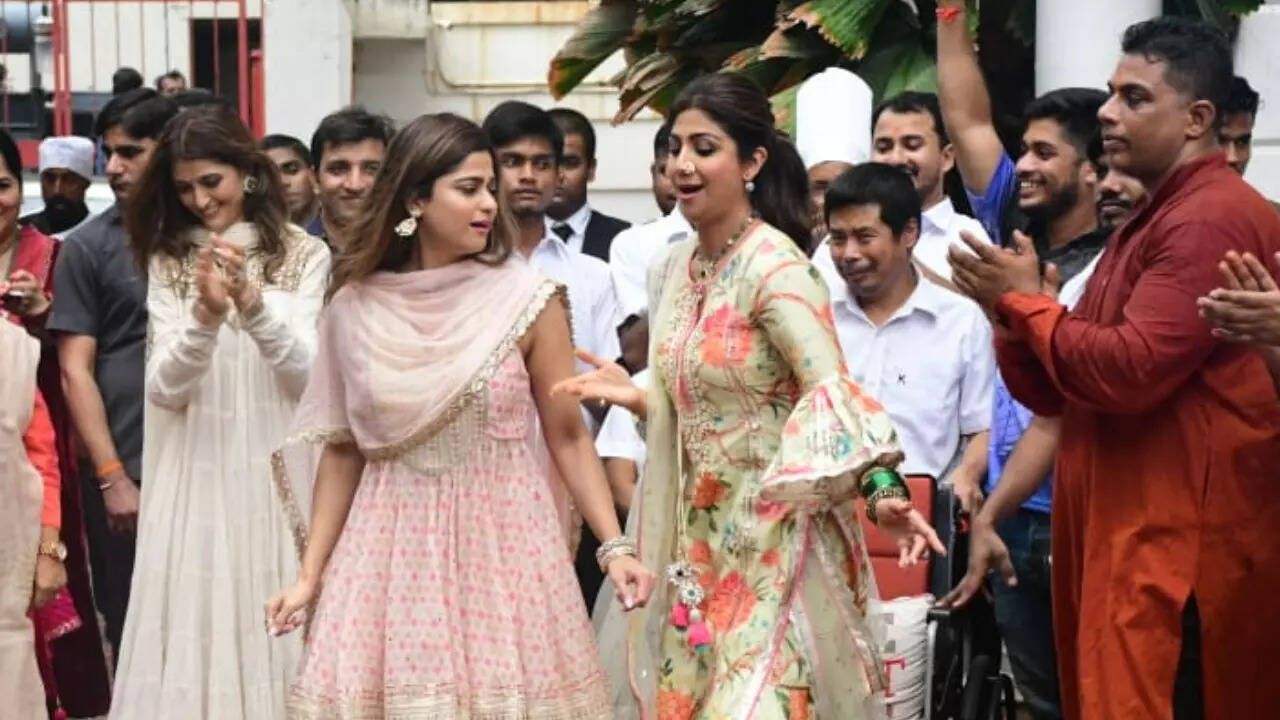 Shilpa Shetty dances during Ganpati visarjan