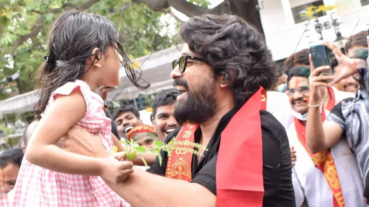 Allu Arjun bids adieu to Lord Ganesha with Arha