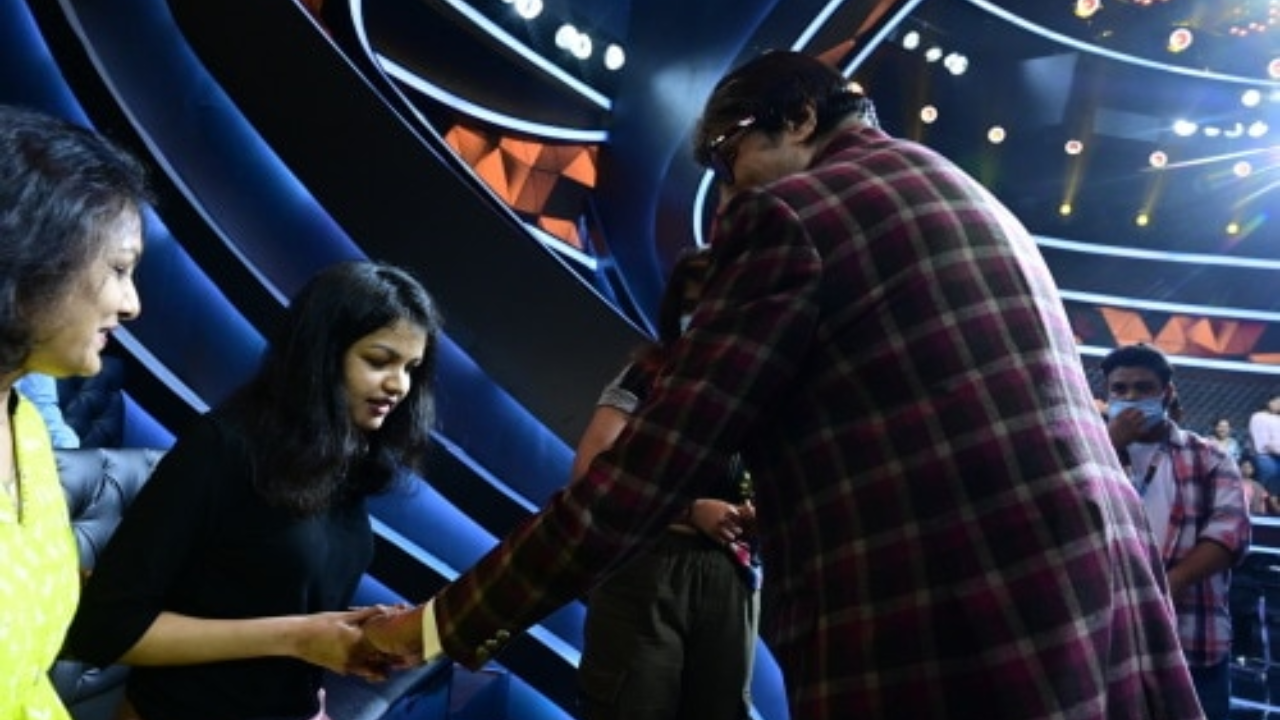 Amitabh Bachchan meets a blind fan on the sets of KBC 14