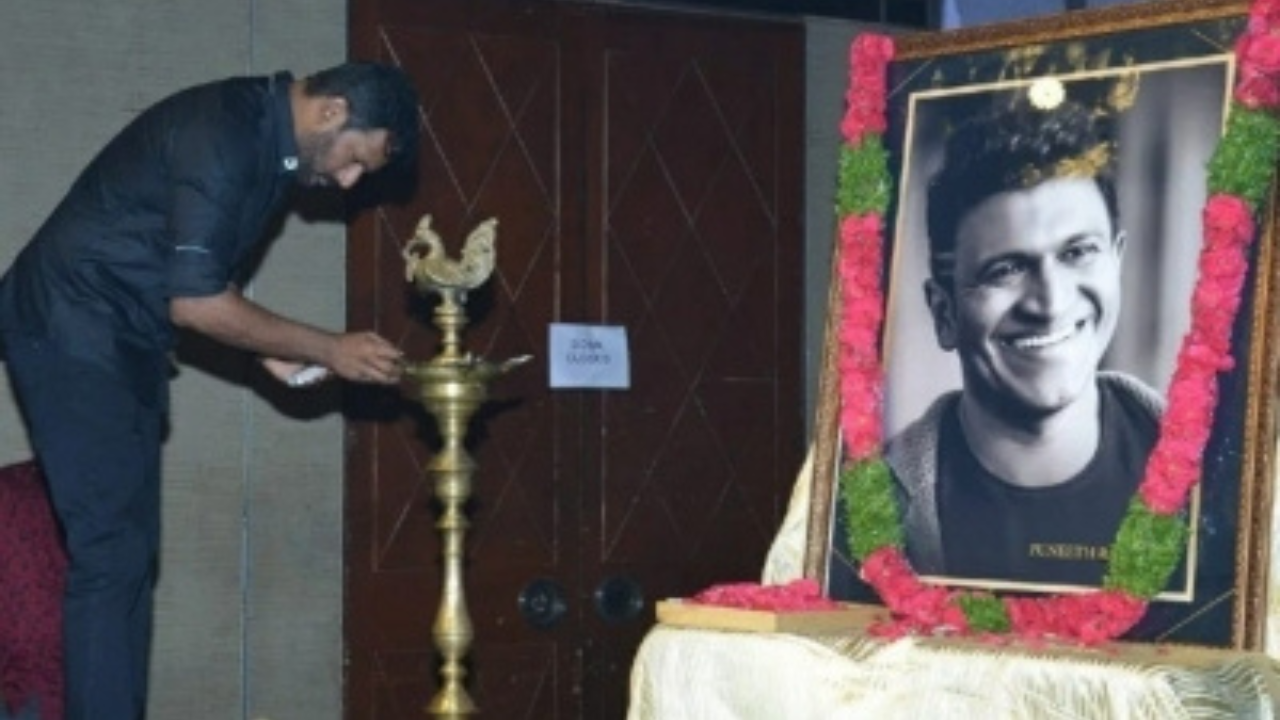 Vishal pays tribute