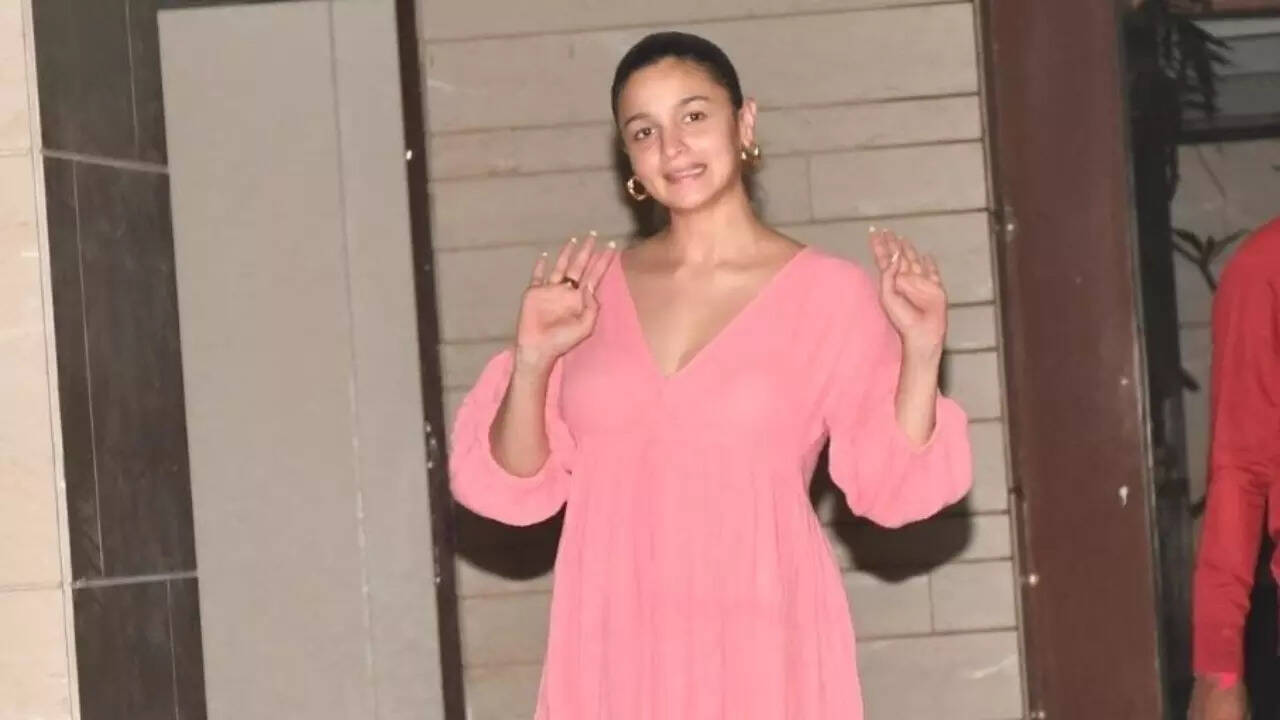 Alia Bhatt outfit details