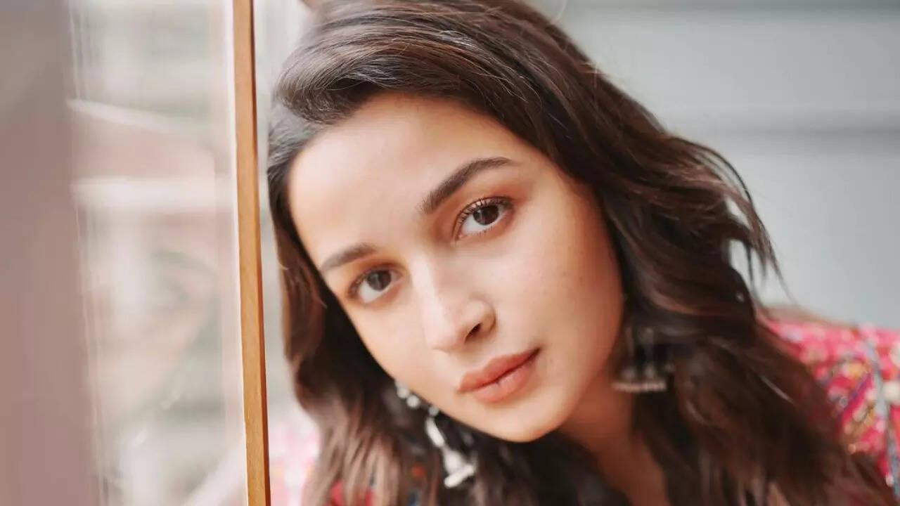 Mom-to-be Alia Bhatt exudes pregnancy glow in makeup-free selfies as she flaunts her OOTD - see pics