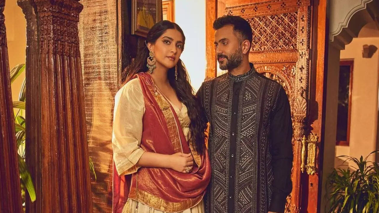 Sonam Kapoor's husband Anand Ahuja can't take his eyes off her in Chhoti Diwali PICS; check Anil Kapoor's reaction