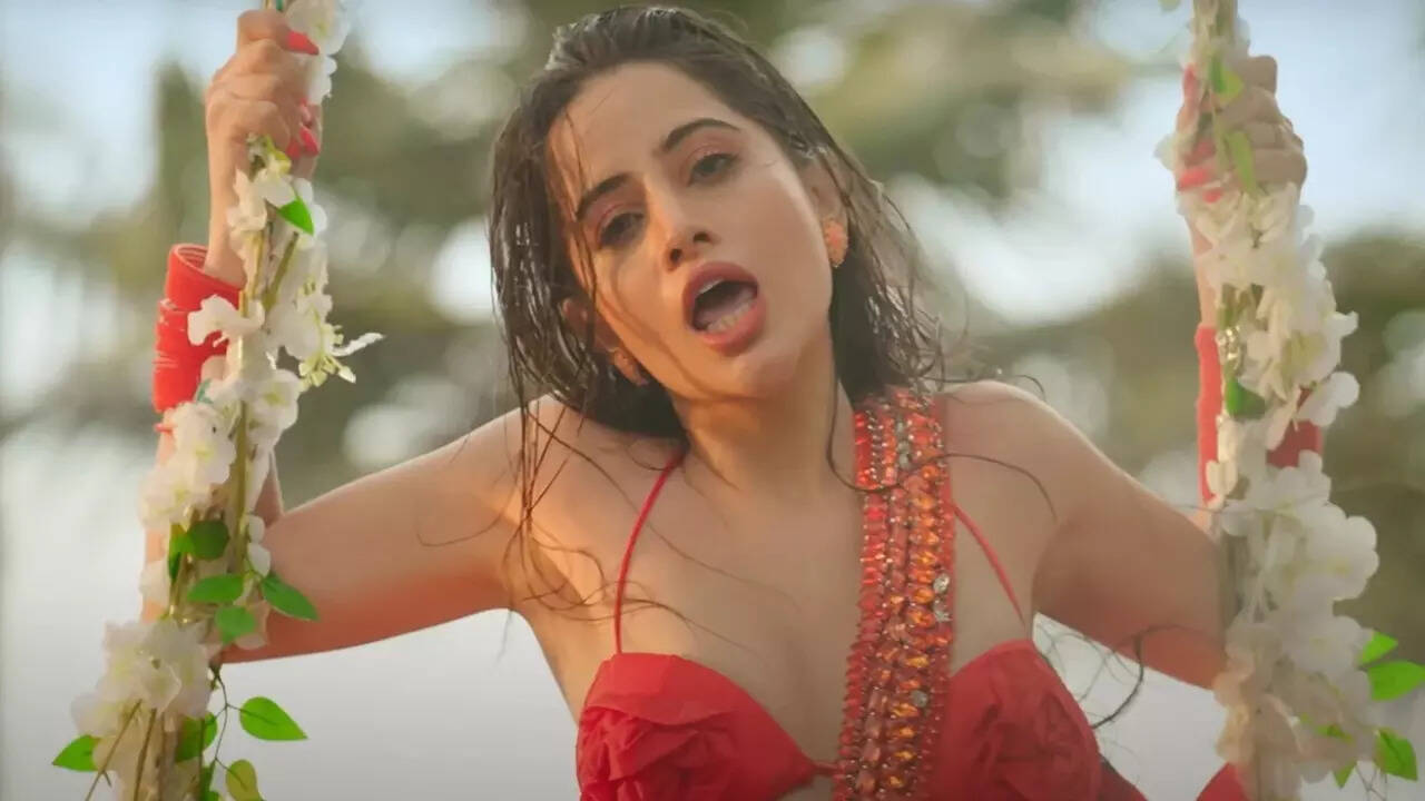 Urfi Javed's revealing outfits land her in legal trouble; complaint filed over Haye Haye Yeh Majboori video