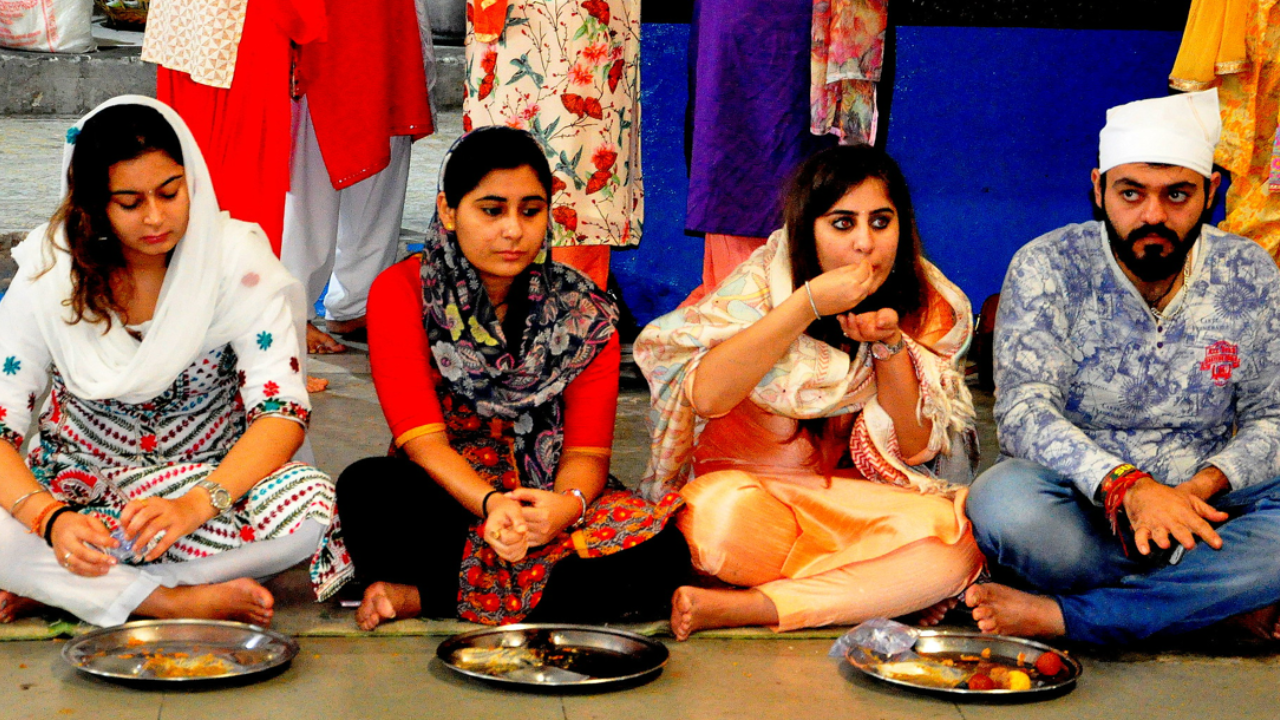 Devotees get to have a range of delicacies at Guru da Langar during Gurpurab. Pic Credit: Flickr.com