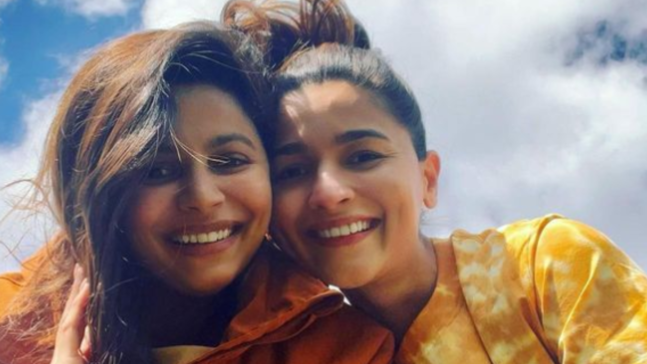 Shaheen Bhatt posts throwback pic with Alia Bhatt