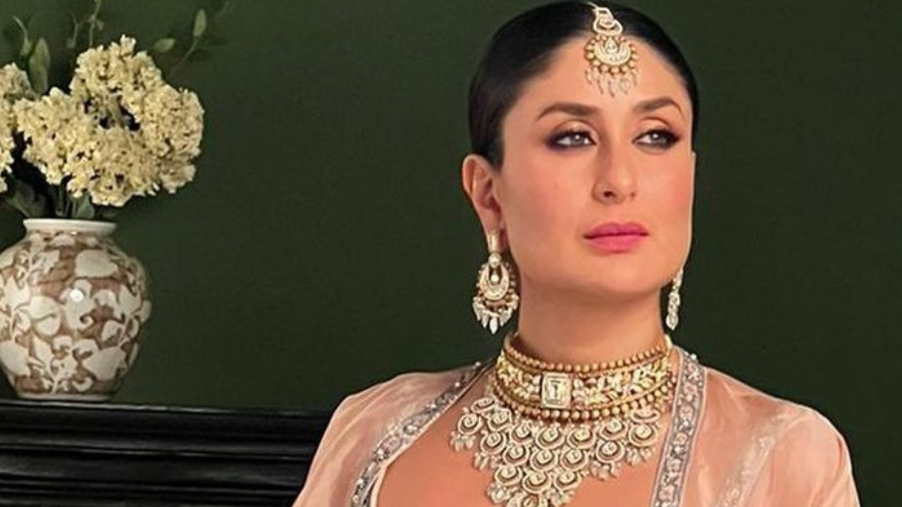 Hello beautiful! How stunning does Kareena Kapoor look in this peach lehenga!