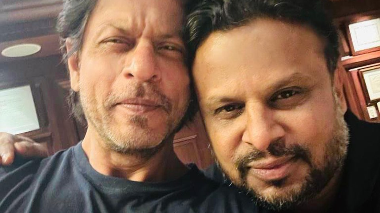 SRK's selfie with Kumaar goes viral