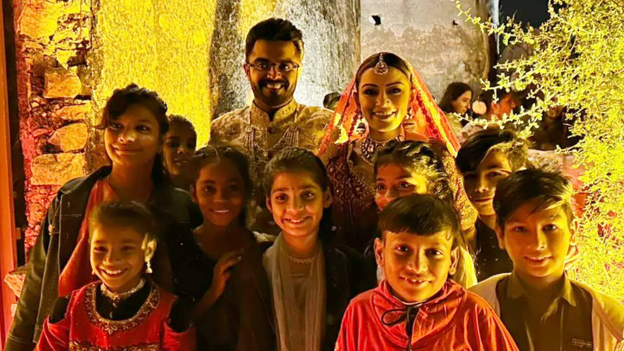 Hansika Motwani and hubby Sohael pose with underprivileged children at wedding. See PICS