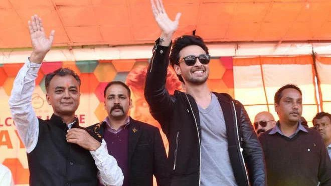 Aayush Sharma congratulates father Anil Sharma on winning in Mandi