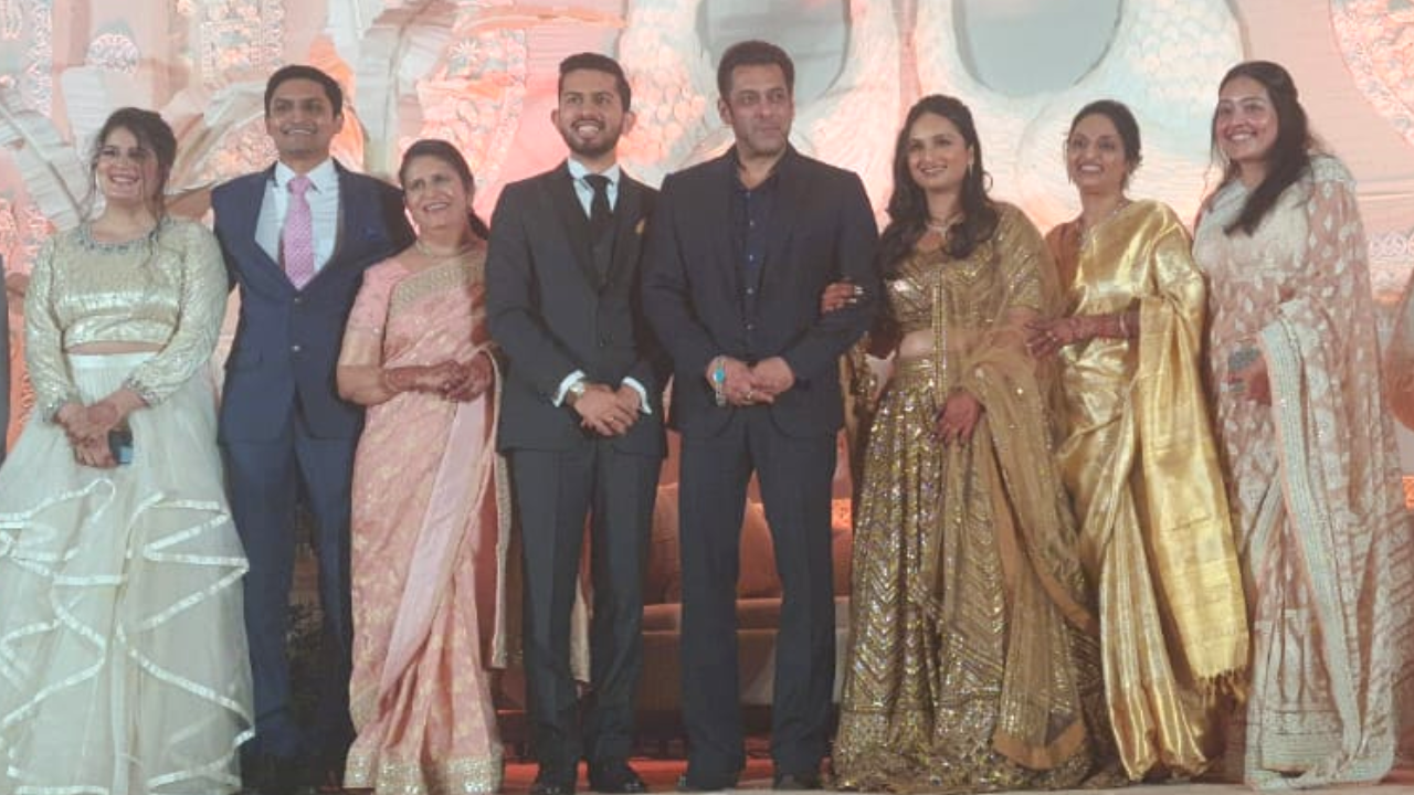 Salman Khan at Mumbai Police Commissioner Vivek Phansalkar's daughter's wedding