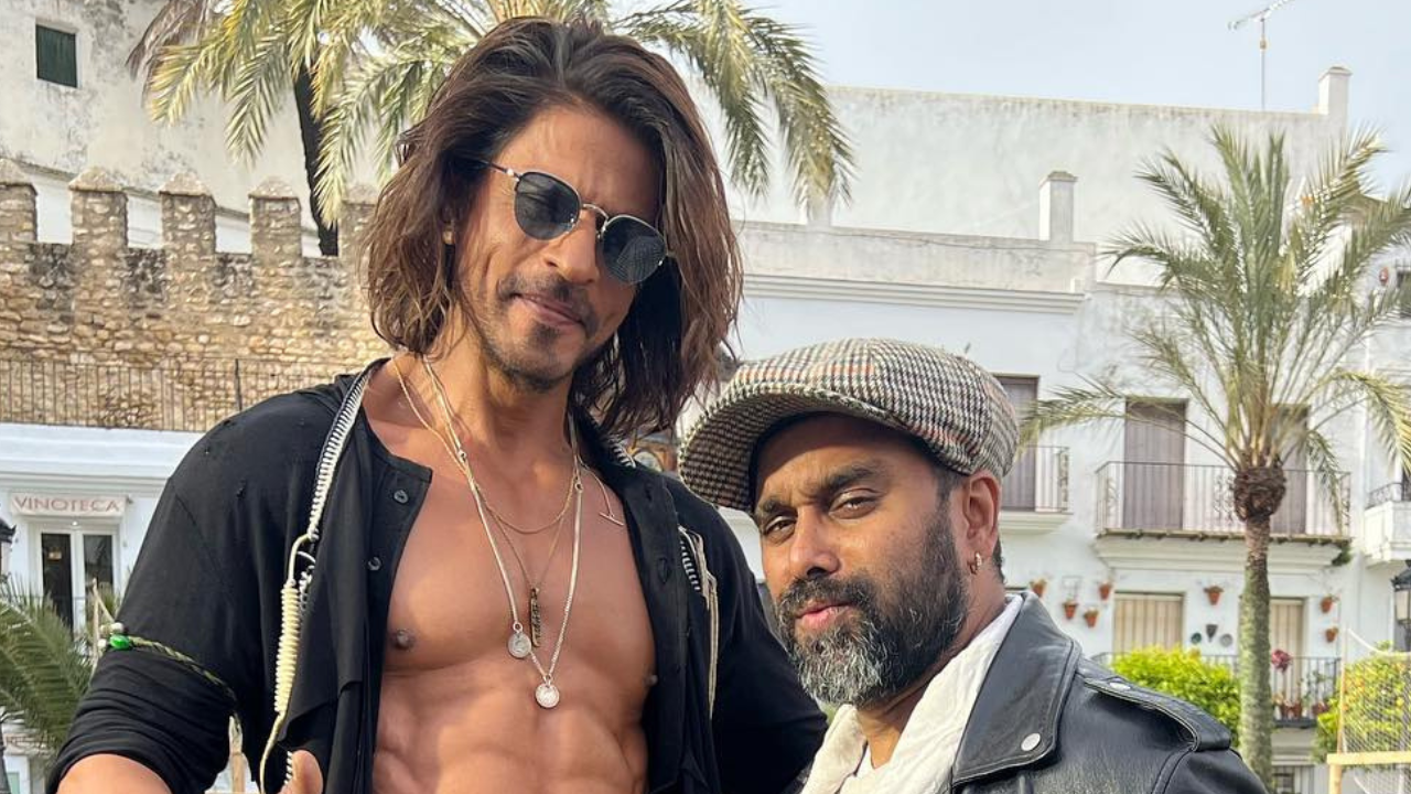 Shah Rukh Khan flaunts his ripped abs