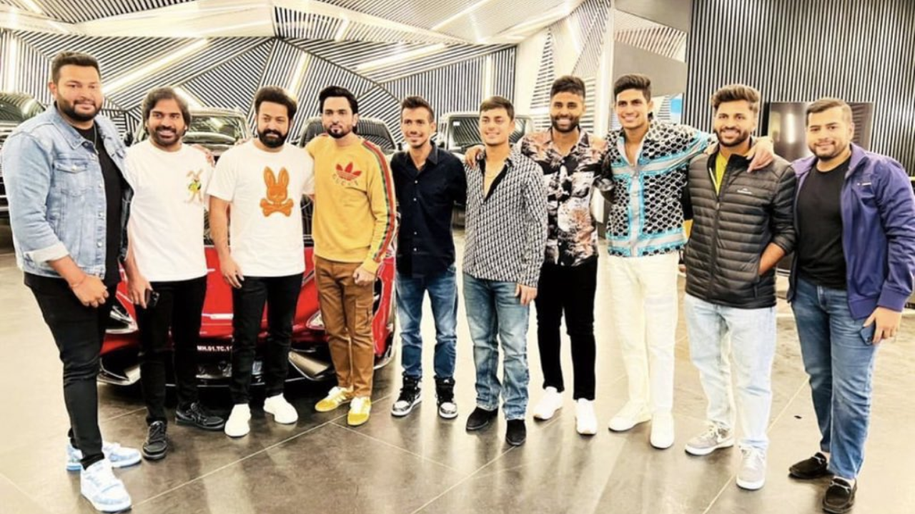 RRR star Jr NTR meets Indian cricketers