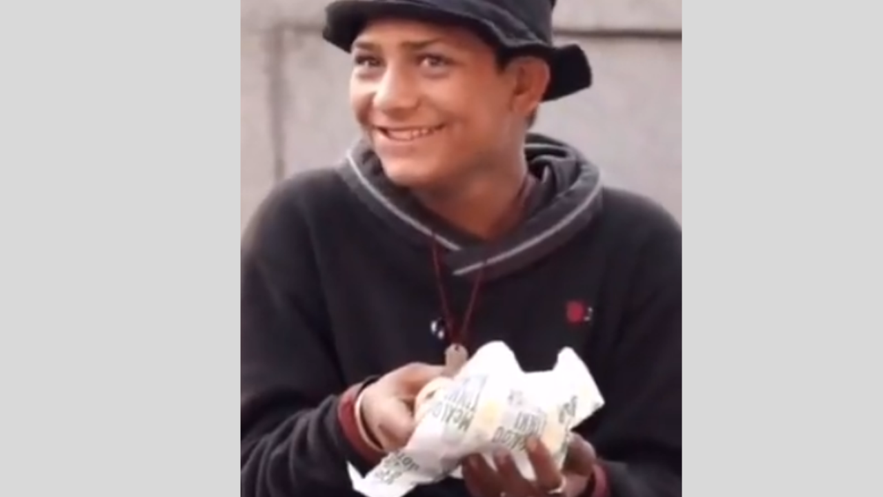 Video of a young cobbler getting a surprise meal from stranger goes viral. PC: Twitter