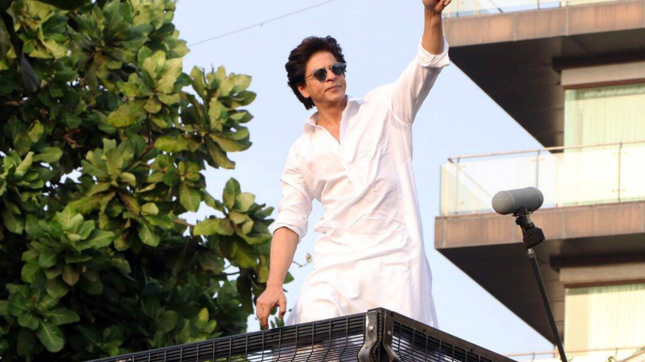 Shah Rukh Khan imparts wisdom onto fans