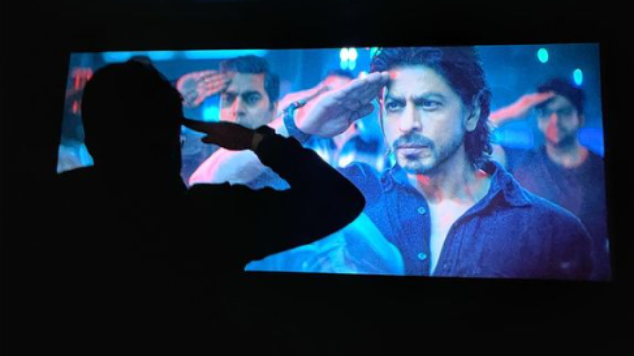 SRK's fan in the theatre