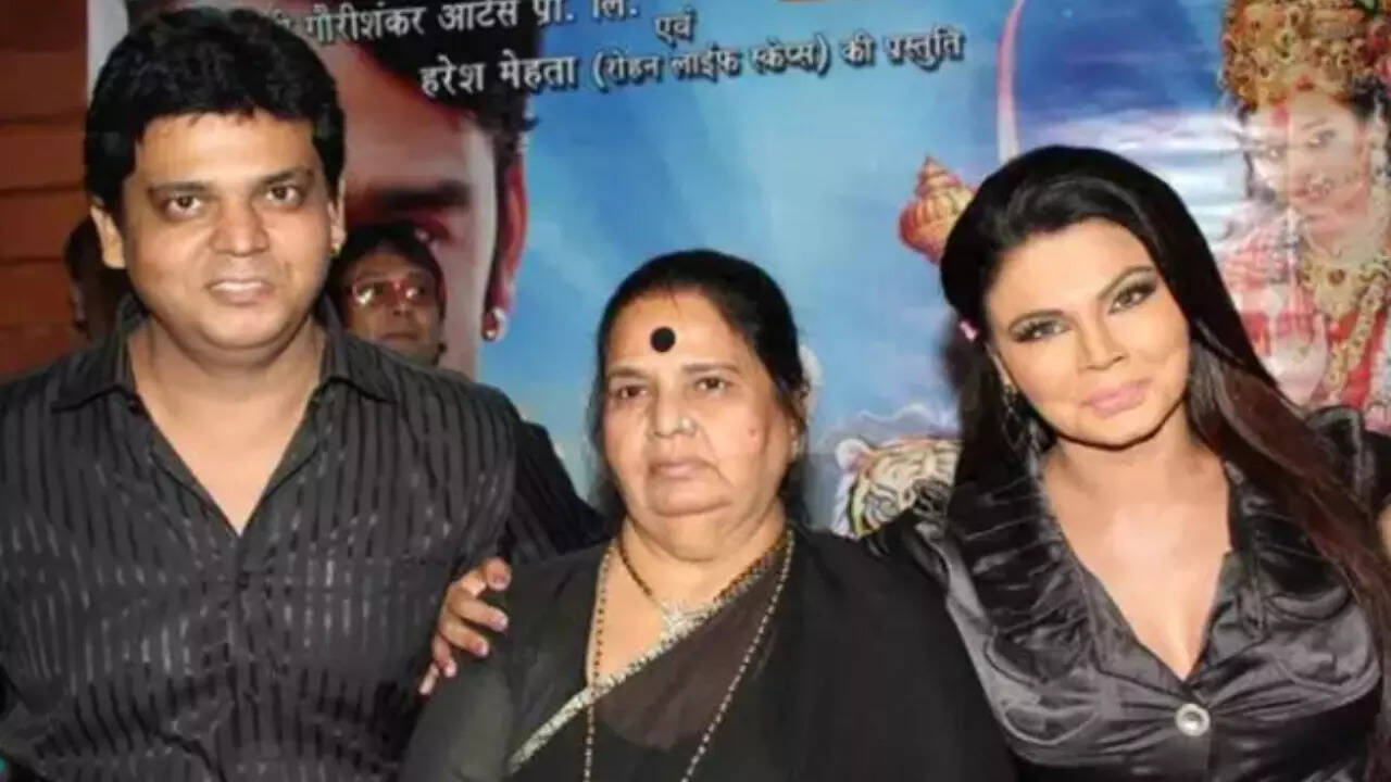 Rakhi Sawant, Rakesh Sawant with mother