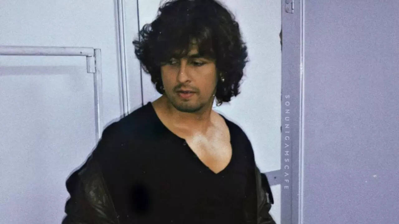 Sonu Nigam concert selfie case: Mumbai Police book Shiv Sena (UBT) MLA's son