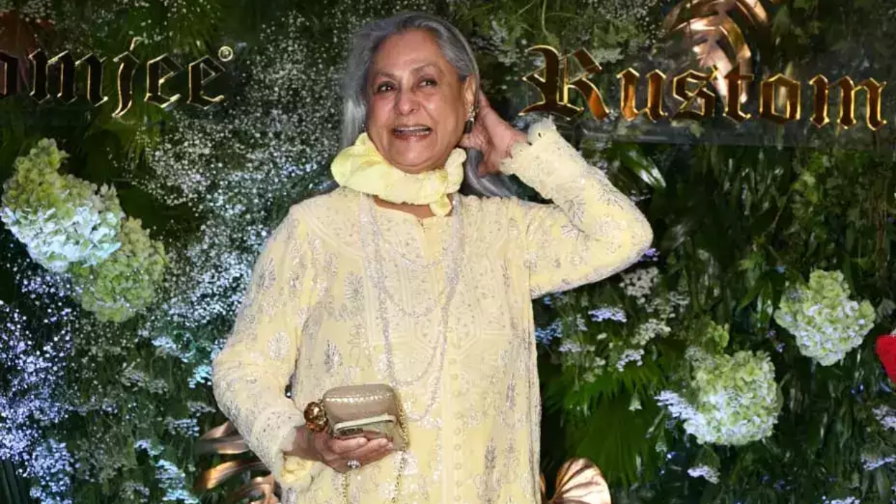 Jaya Bachchan shocks netizens with her good mood