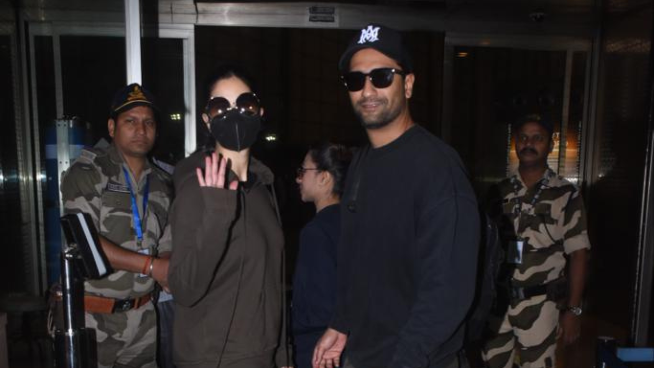 Katrina and Vicky get papped at the airport