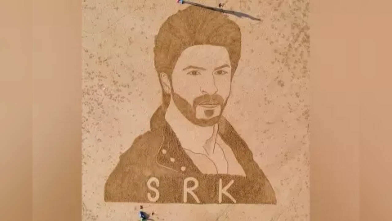 Shah Rukh Khan fever! Sand artists draw Pathaan star's stunning portrait at Pakistan's Gadani Beach