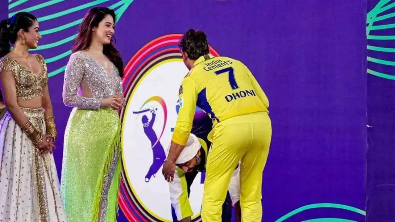 Arijit Singh Touches MS Dhoni's Feet