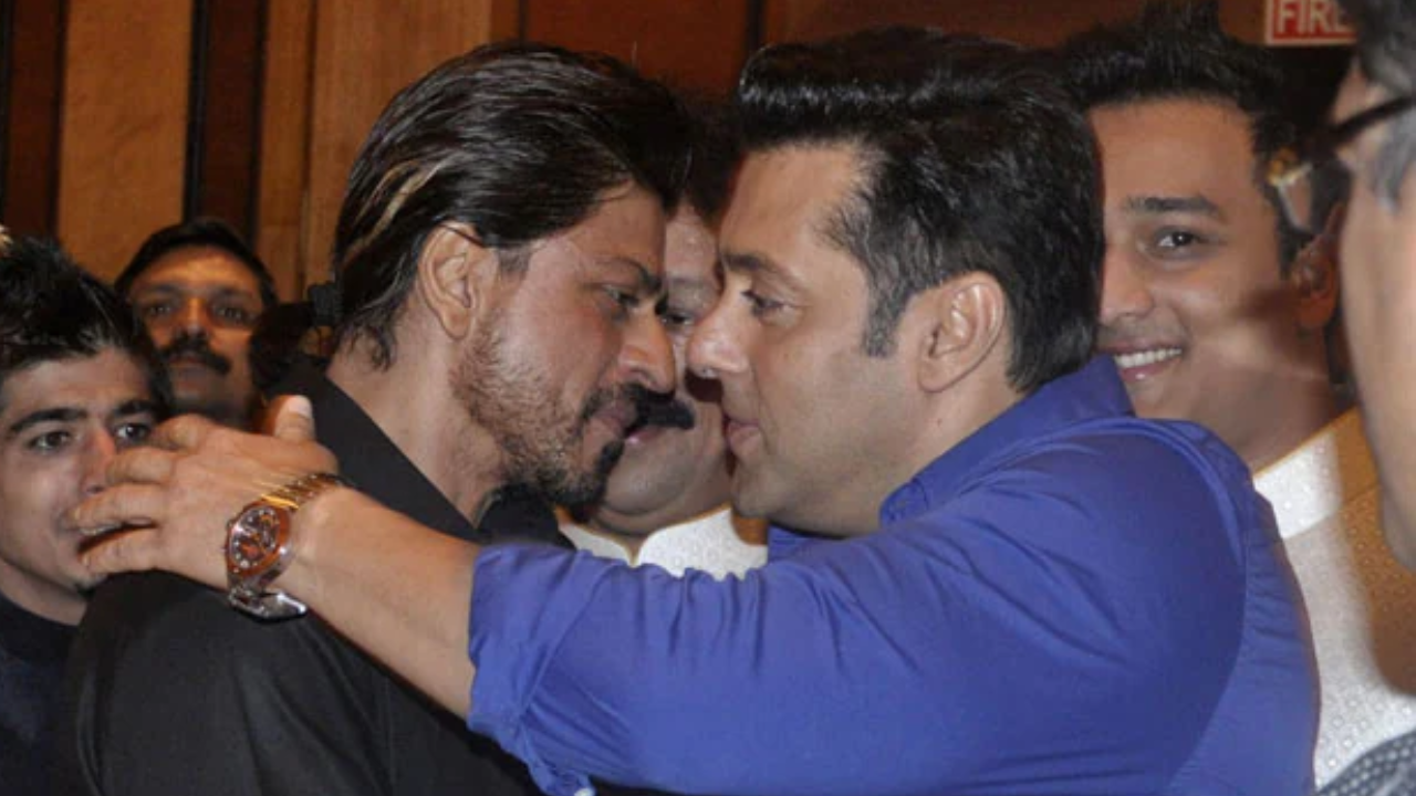 Did Shah Rukh Khan and Salman Khan hug at Baba Siddique's Iftar party