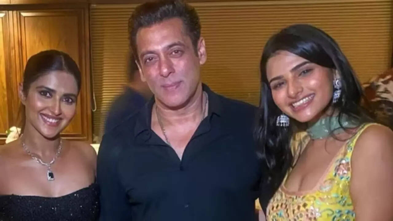 Salman Khan poses with Bhagyashree, Mohnish Behl's daughters