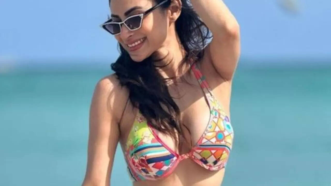 10 bold photos of Mouni Roy. (Image source: Instagram)