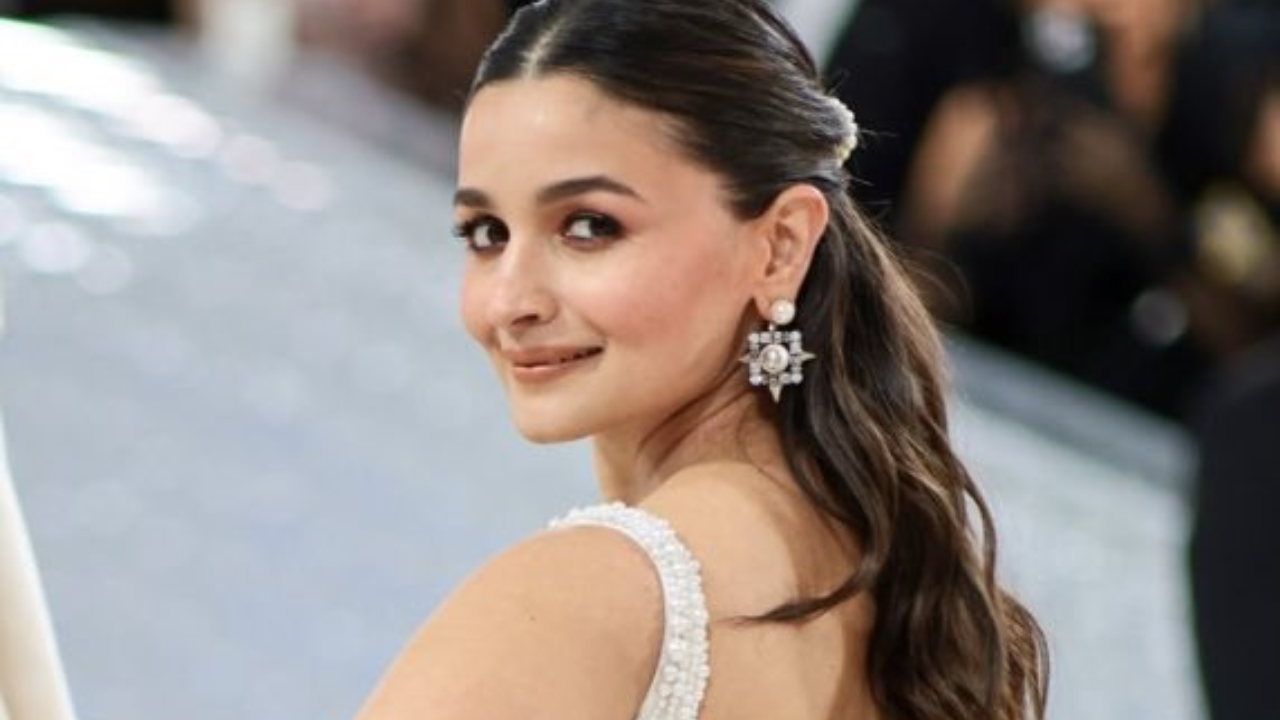 Alia has a sweet moment with fans ahead of MET Gala