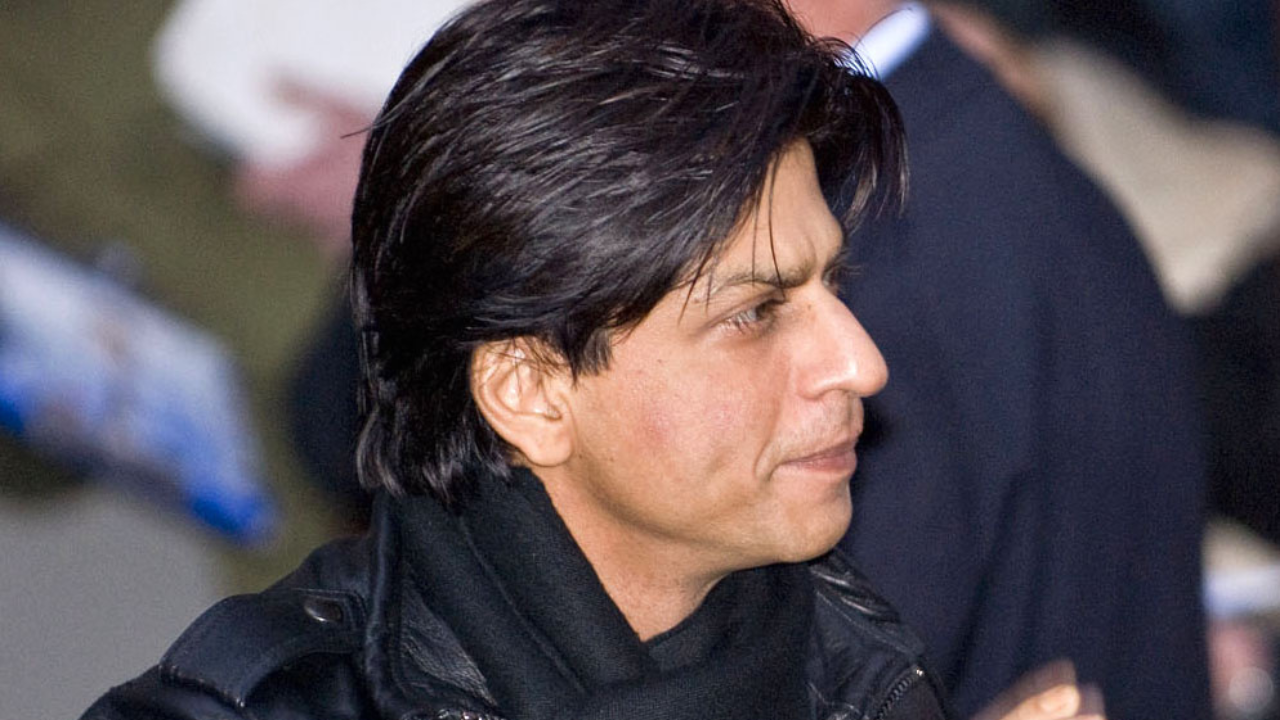 Shah Rukh Khan gets angry at the crowd